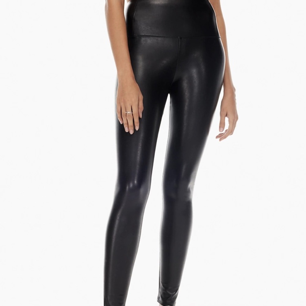 Aritzia Wilfred NWOT XS black Daria pant - vegan legging